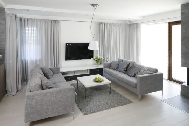Salon z dwiema sofami to coraz częściej wykorzystywane rozwiązanie, które z powodzeniem może zastąpić narożnik lub zestaw składający się z jednej kanapy i fotela.