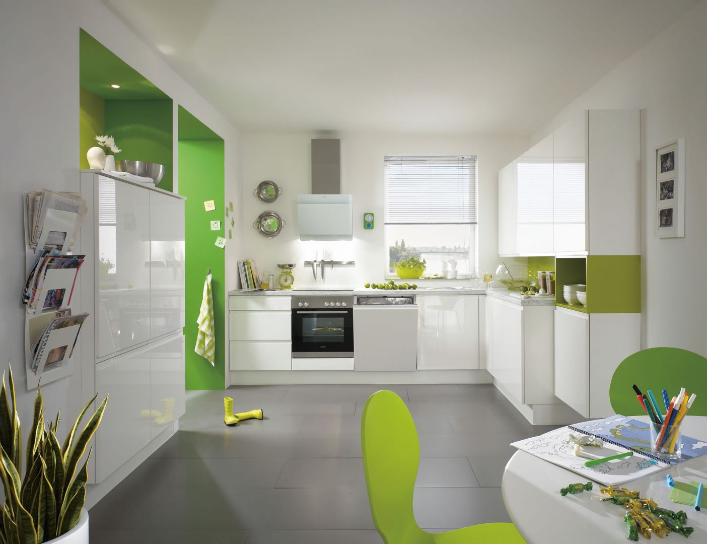Połączenie bieli na wysoki połysk z soczystą, limonkową zielenią sprawi, że wnętrze będzie energetyczne i wesołe. Na zdjęciu kuchnia Pura 834. Fot. Nobilia