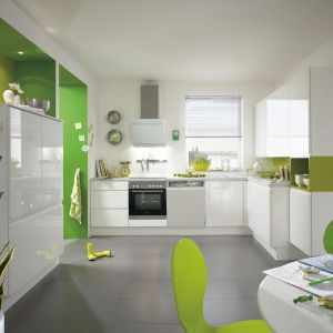 Połączenie bieli na wysoki połysk z soczystą, limonkową zielenią sprawi, że wnętrze będzie energetyczne i wesołe. Na zdjęciu kuchnia Pura 834. Fot. Nobilia