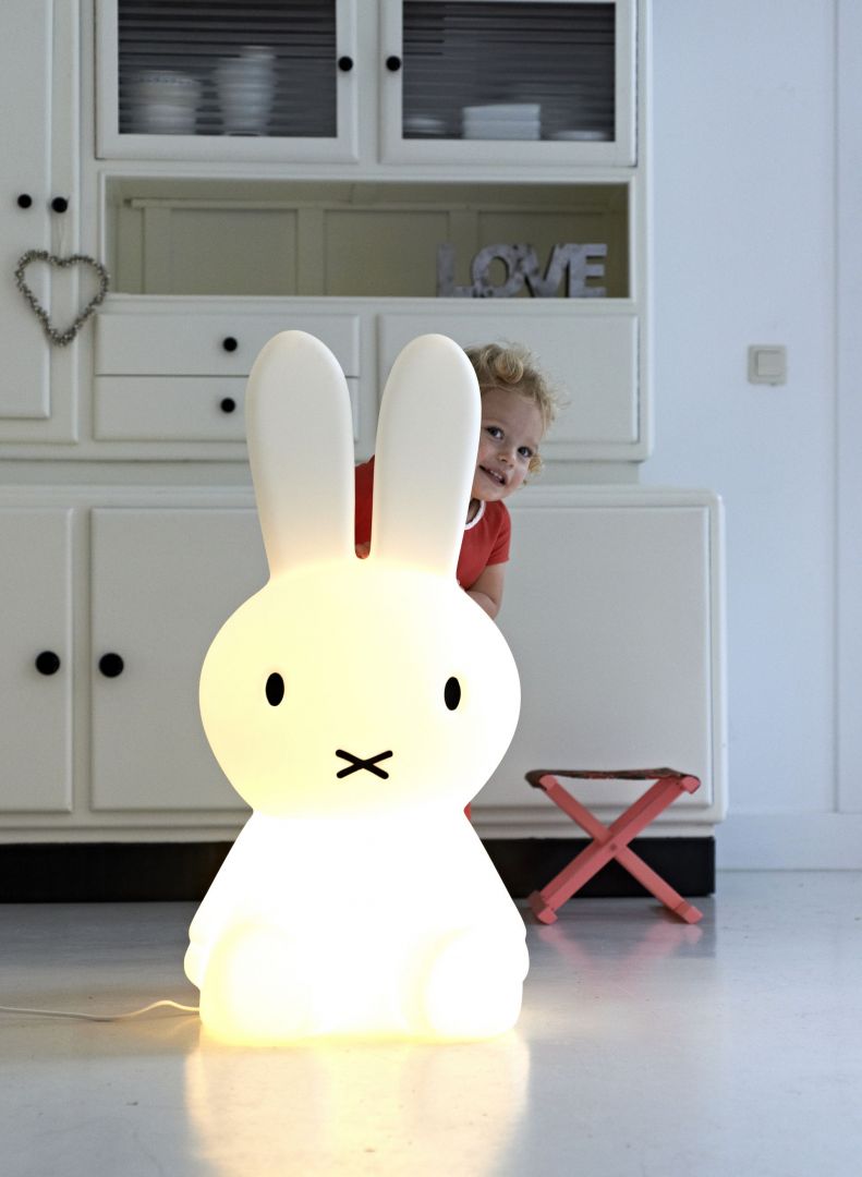 Lampa Miffy ma kształt ogromnego królika i sprawi, że nocą żadne dziecko nie będzie się bało same spać. Fot. Amazingdecor