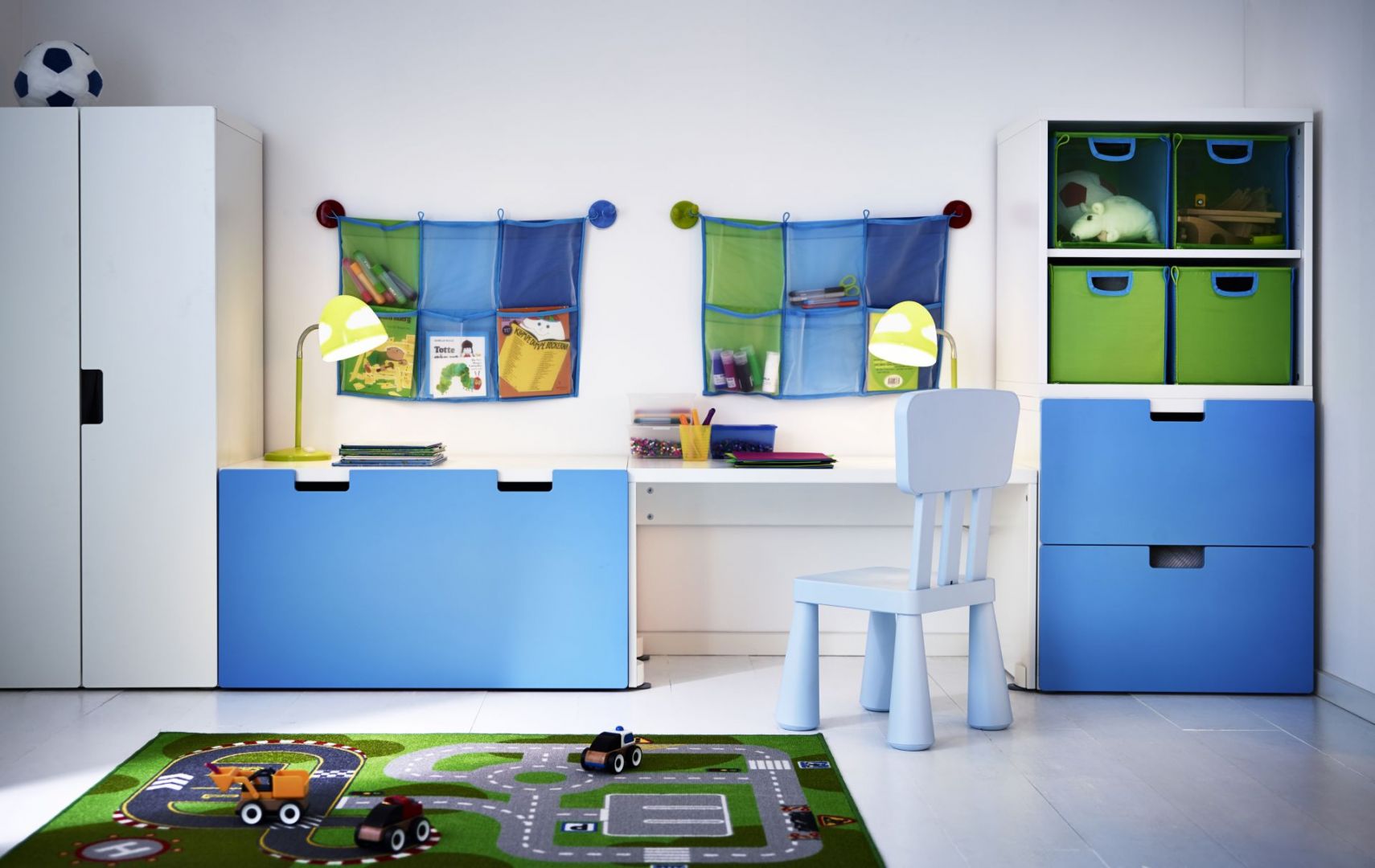 Kieszenie naścienne, pojemniki, koszyki i wszelkie inne przedmioty stworzone do przechowywania sprawdzą się w pokoju dziecka i pozwolą uporządkować zabawki. Fot. IKEA