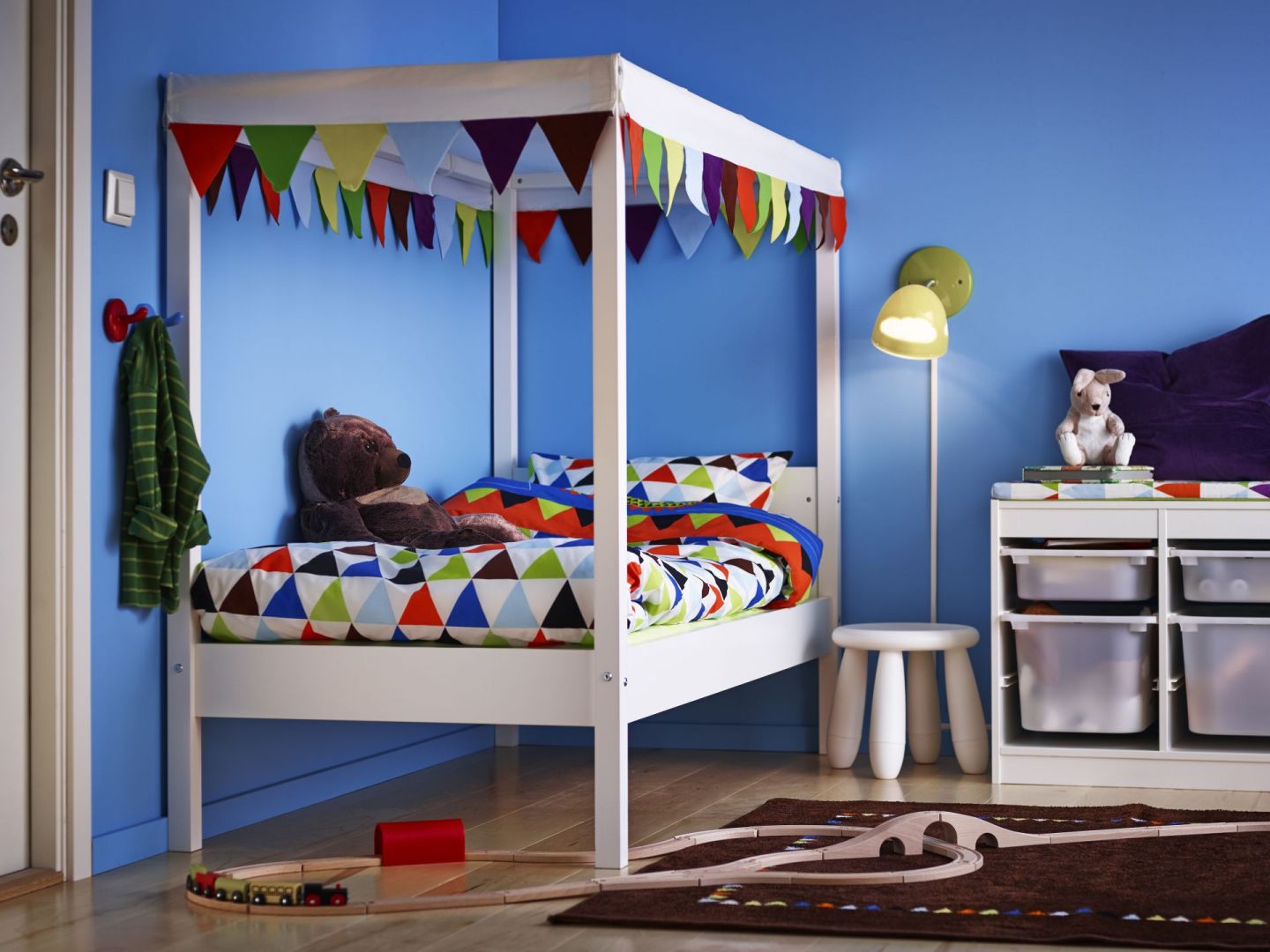 Łóżko w pokoju dziecka nie powinno być takim zwyczajnym meblem. Wystarczy baldachim czy dekoracja w postaci girlandy, aby mebel ten nabrał zupełnie nowego wyrazu. Fot. IKEA