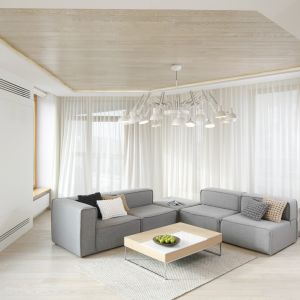 Modułowe sofy to świetne rozwiązanie do minimalistyznego salonu. Poszczególne moduły możemy bowiem łączyć ze sobą według własnych upodobań. Projekt: Maciek Brzostek. Fot. Bartosz Jarosz