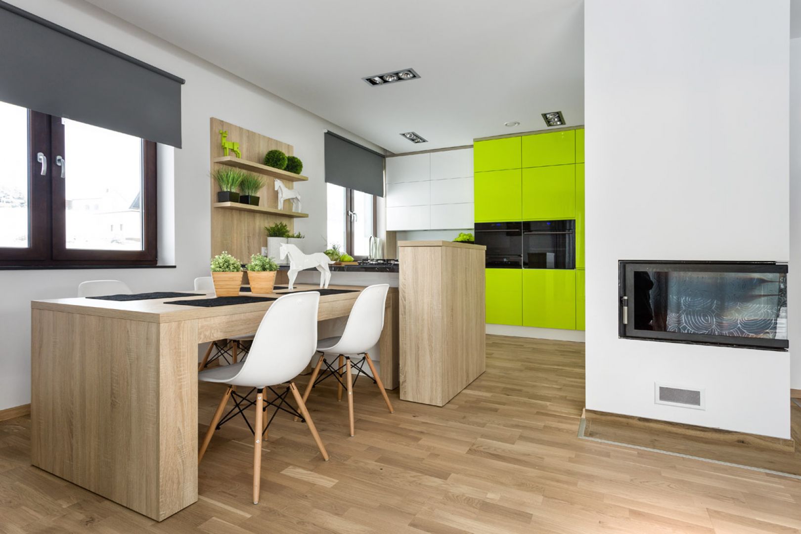 Kuchnia w biało-zielonej aranżacji. Otwarte półki z jasnego drewna świetnie ocieplają wnętrze. Fot. Vigo/Max Kuchnie