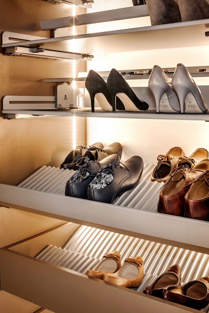 W garderobie możemy również przechowywać buty. szafki dostępne w ramach linii Extendo marki Peka. Fot. Peka 