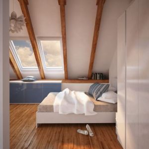 Jednym ze sposobów na osiągnięcie niebanalnego nastroju w sypialni jest wyeksponowanie drewnianej więźby dachowej. Fot. Komandor 