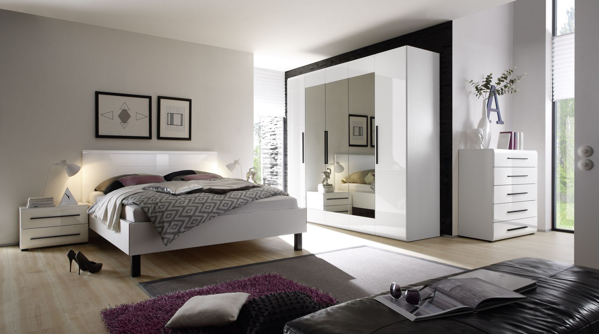 Sypialnia Harmony to biel w połysku połączona z lustrzanymi taflami. Świetnie sprawdzi się niewielkim pomieszczeniu. Fot. Helvetia Wieruszów 