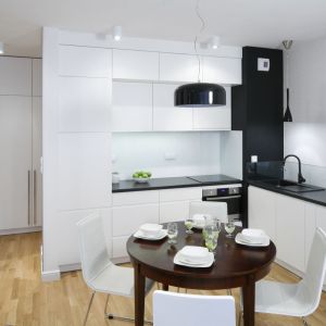 Jasna kuchnia w kształcie litery L to doskonała propozycja do małego mieszkania, gdzie przestrzeń kuchenna połączona jest z dzienną. Projekt: Ewa Para. Fot. Bartosz Jarosz