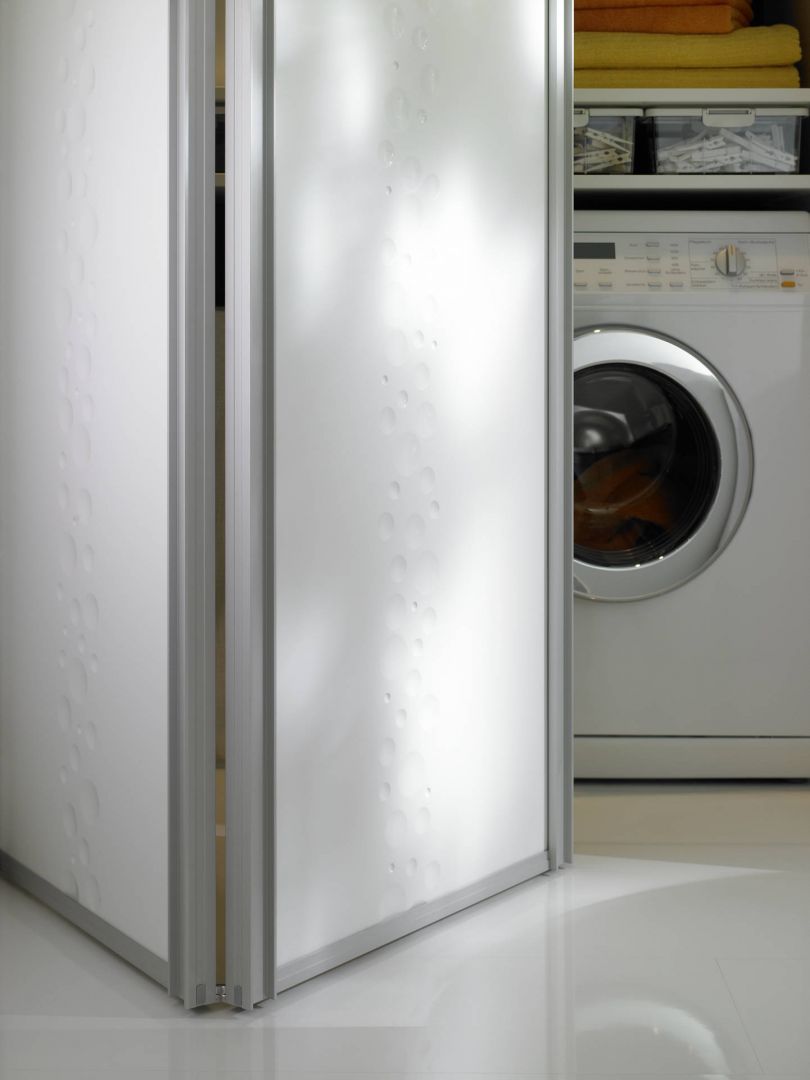 Pralkę z uwagi na spore gabaryty najlepiej schować w szafie, która jednocześnie służyć będzie do składowania środków czystości, rzeczy do prania oraz czystych ręczników. Fot. Raumplus