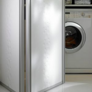 Pralkę z uwagi na spore gabaryty najlepiej schować w szafie, która jednocześnie służyć będzie do składowania środków czystości, rzeczy do prania oraz czystych ręczników. Fot. Raumplus