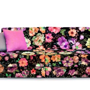 Sofa udekorowana wielobarwnym nadrukiem florystycznym. Wesołe, kolorowe kwiaty oraz dekoracyjne poduchy sprawiają, że to prawdziwa ozdoba wnętrza. Fot. Davis