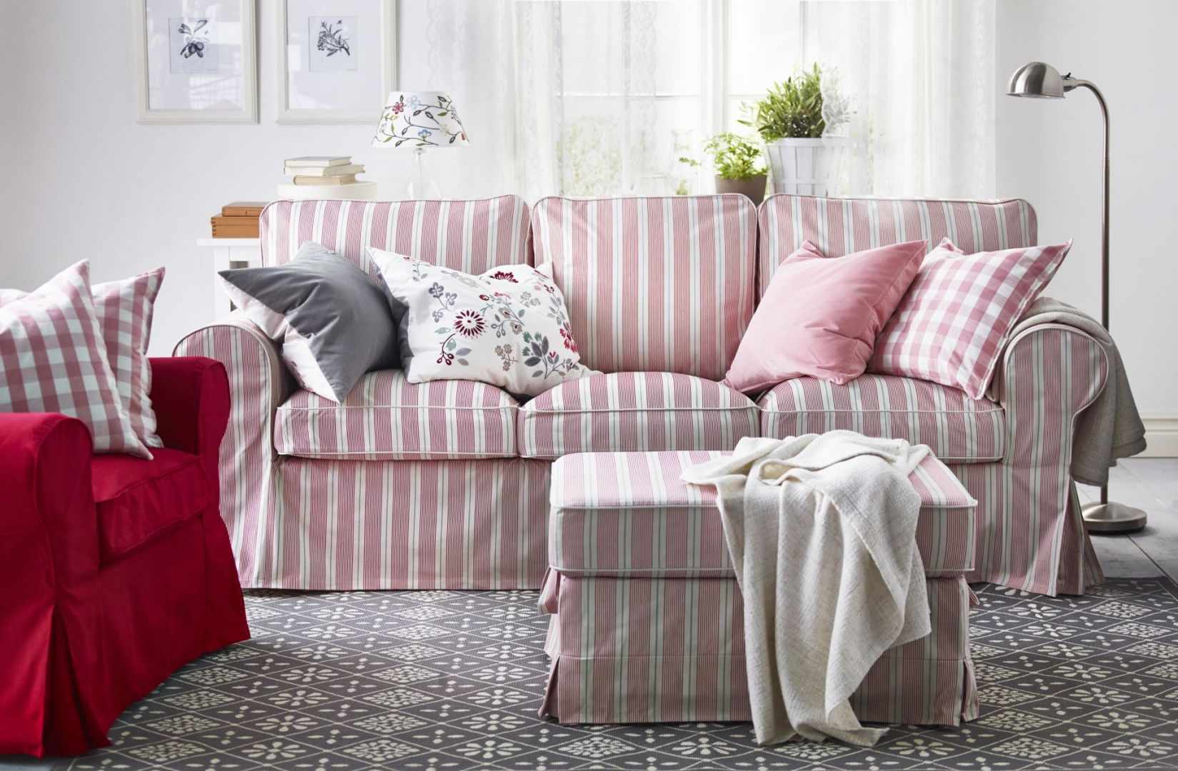 Sofa Ektorp zapewni pełen komfort i wypoczynek. Miękkie siedzisko raz głębokie oparcia to wyróżniki tej propozycji. Fot. IKEA