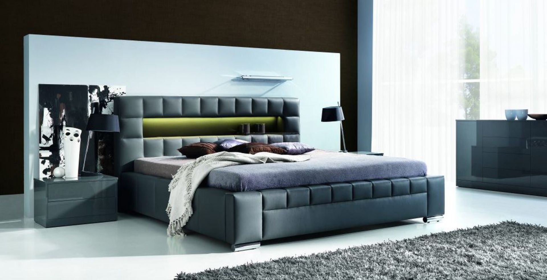 Łóżko Cezar wyróżnia się ciekawą linią stylistyczną, kształtem przypominającą budowlę z klocków. Element z wbudowanym podświetleniem LED wzmacnia nowoczesny charakter łóżka. Fot. Stolwit Meble