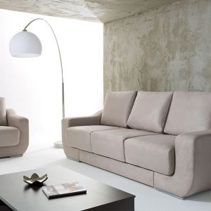 Sofa Chianti wyróżnia się geometryczną formą. Wysokie oparcie zapewnia wygodę wypoczynku. Fot. BRW 