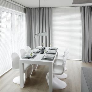 Biały stół zestawiony z białymi krzesłami rozjaśni wnętrze i może jest nawet optycznie powiększyć. Projekt: Karolina Stanek -Szadujko, Łukasz Szadujko. Fot. Bartosz Jarosz