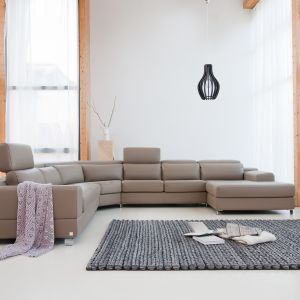 Sofa modułowa Genesis pozwala zaaranżaować salon na różne sposoby, dzięki możliwości kompletowania modułów o różnych formach. Fot. Bizzarto