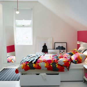 Łóżko Malm posiada wygodną szufladę w której możemy przechowywać dodatkowy komplet pościeli czy sezonowe ubrania. Cena łóżka: 849 zł. Fot. IKEA