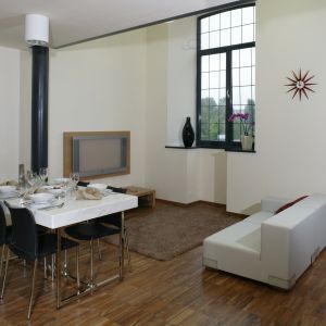 Salon w bieli zainspirowany nowoczesną stylistyką. Niska sofa o geometrycznej formie to ciekawy element aranżacji. Projekt: Wolf. Fot. Monika Filipiuk-Obałek 