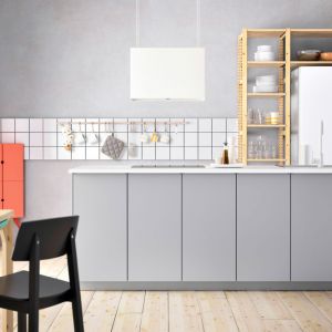 Modna kuchnia jest jasna, lekka w formie i pełna przestrzeni. Fot. IKEA