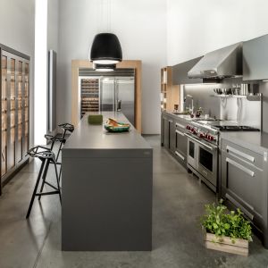 Kuchnia NY marki Zajc Kuchnie prezentuje minimalistyczny, surowy styl. Fot. Zajc Kuchnie