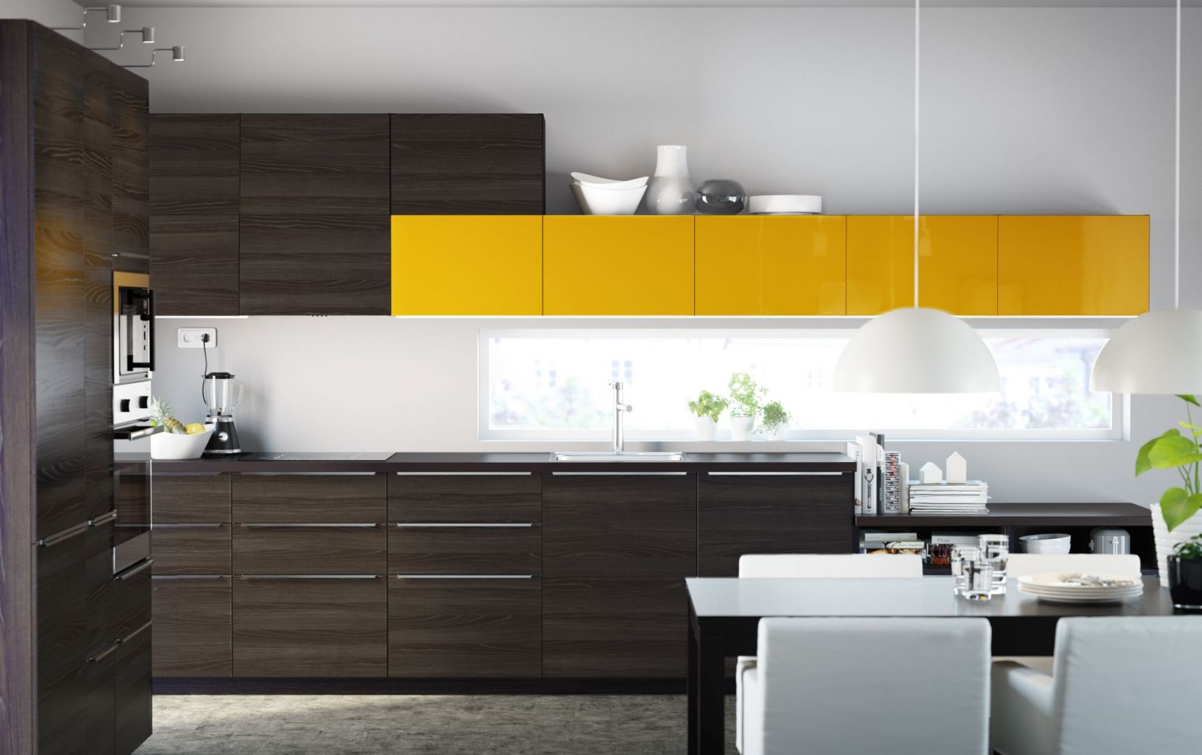 Zabudowa kuchenna choć w ciemnych barwach czekoladowego drewna, jest również bardzo energetyczna. Wszystko za sprawą przełamania brązu soczystym żółtym kolorem. Fot. IKEA