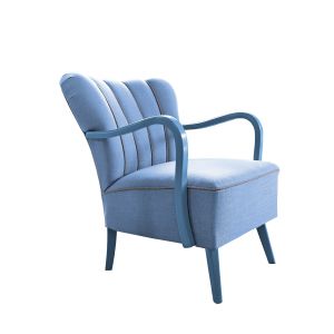 Klasyczny fotel Piu dobrze prezentuje się również w kolorze niebieskim. Fot. Swarzędz Home