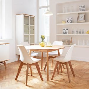Białe siedziska z drewnianymi nogami to krzesła, które doskonale odnajdą się w jadalni urządzonej na styl skandynawski. Fot. Housingunits