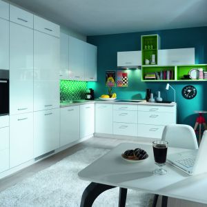 W kuchni Tapo Plus zastosowano ciekawą grę kolorów. Otwarte półki mają soczystą, zieloną barwę, która ożywia całe wnętrze. Fot. Black Red White
