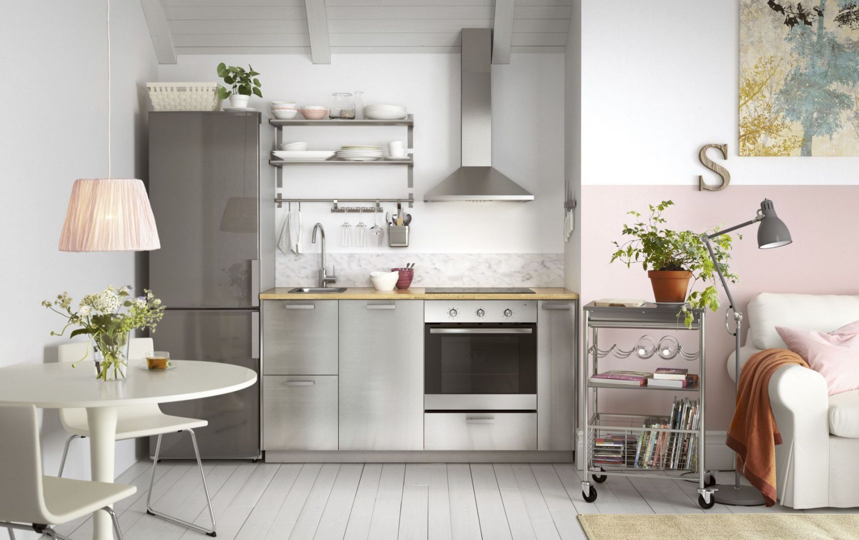 Malutkie kuchnie będą optycznie wydawały się większe, jeśli wolną przestrzeń ścian wykorzystamy na otwarte półki. Dzięki nim aranżacja będzie nieco lżejsza. Fot. IKEA