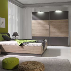 Sypialnia Dione to modne połączenie drewna i szarości. Fot. Maridex