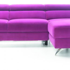Sofa Coletto, w kolorze fioletowym. Fot. Gala Collezione