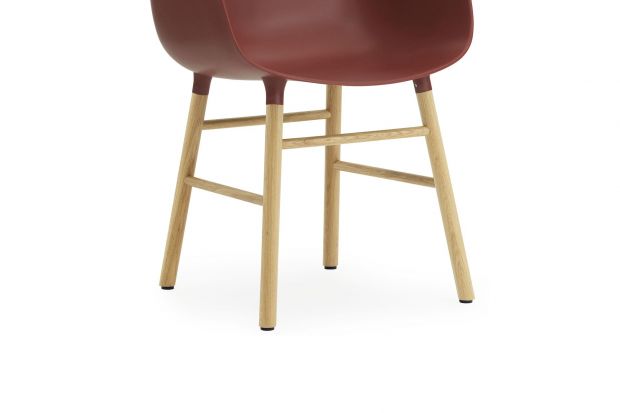 Krzesło, które łączy zróżnicowane materiały. Lekkie, minimalistyczne i doskonałe estetycznie.