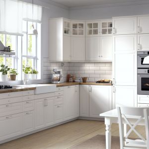 Biała kuchnia w skandynawskim stylu doskonale pasuje do układów w kształcie litery L. Dzięki temu można wyeksponować wszystkie jej atuty. Fot. IKEA