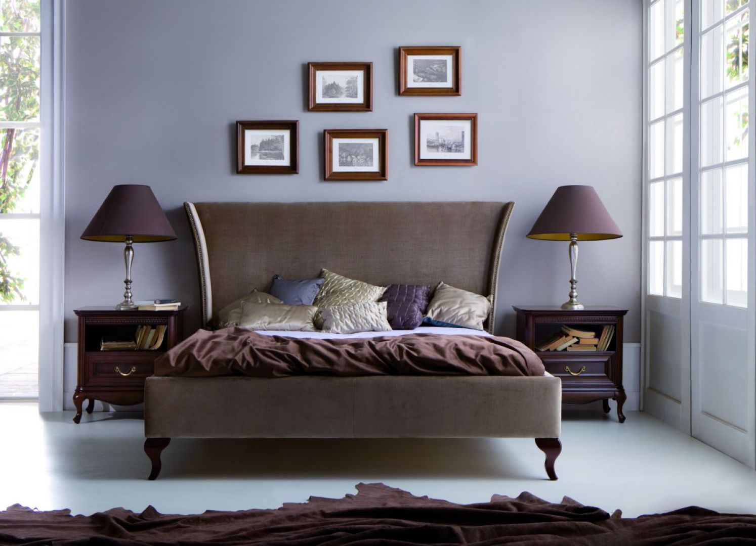 Sypialnia Classic. Stylowe łóżko na wysokich nóżkach to prawdziwa ozdoba wnętrza. Fot. Taranko