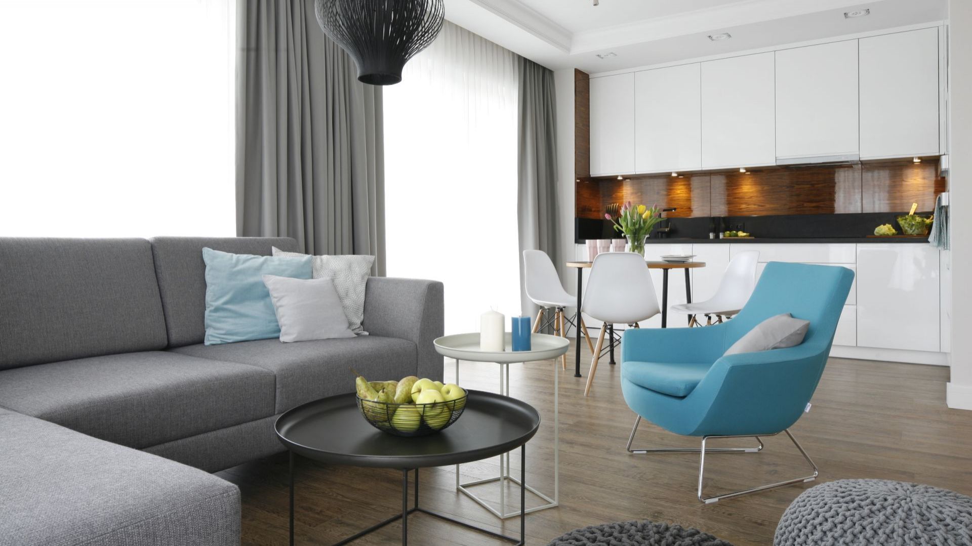 Sofa plus fotel - obowiązkowy zestaw w polskim salonie