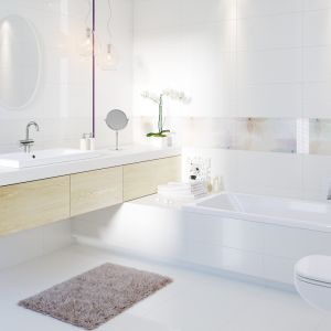 Modna łazienka utrzymana w białej tonacji. Aranżację pięknie przełamano elementami z drewna. Fot. Cersanit 