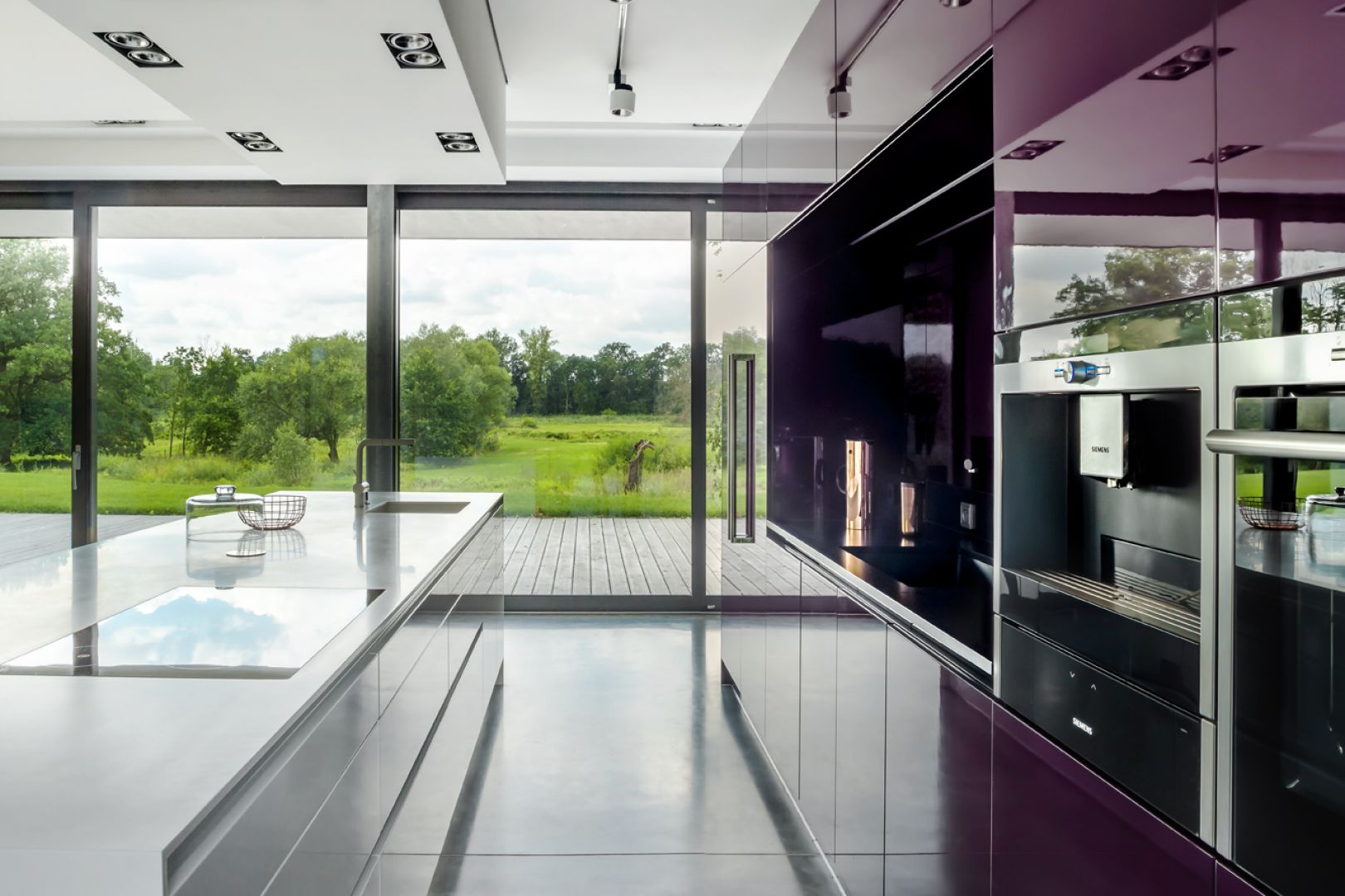 Ciemny, granitowy blat pięknie podkreśla kolorowe, minimalistyczne fronty kuchenne. Na zdjęciu: kuchnia Z. Fot. Zajc Kuchnie