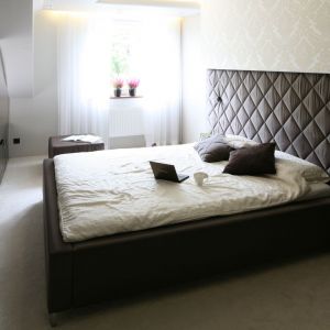 Duży zagłówek doda sypialni stylu. Projekt Chantal Springer. Fot. Bartosz Jarosz