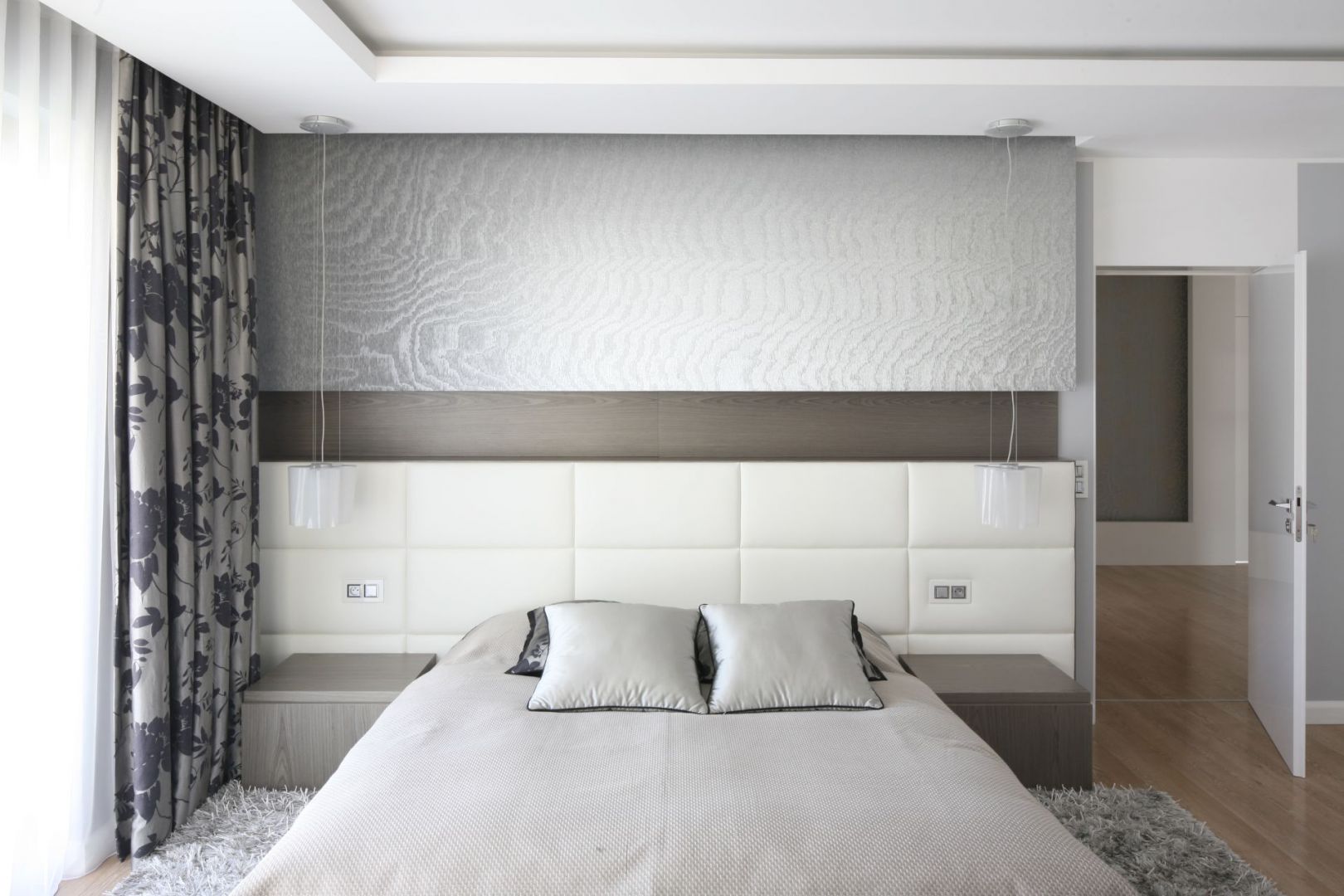 Szeroki, znacznie wychodzący poza ramę łóżka zagłówek jest dziś bardzo modnym elementem sypialni. Projekt Agnieszka Hjdas-Obajtek.Fot. Bartosz Jarosz