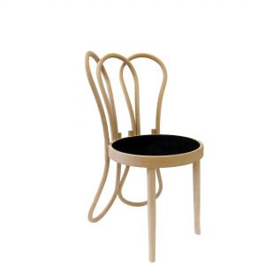 Nietypową formę krzesło Postmundus uzyskano dzięki technice ręcznego gięcia drewna. Oparcie płynnie łączy się z tylnymi nogi. Fot. Wiener GTV Design