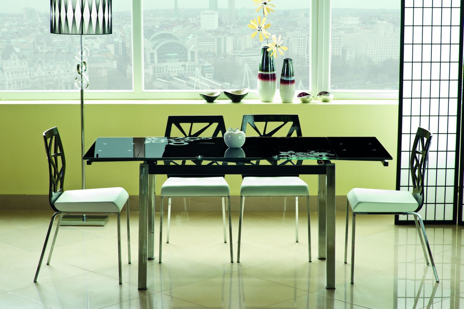 Rozkładany stół GD-017 z cienkim, szklanym blatem dostępny jest w kolorze: szarym, czarnym, czerwonym, beżowym i białym. Fot. Sigdal
