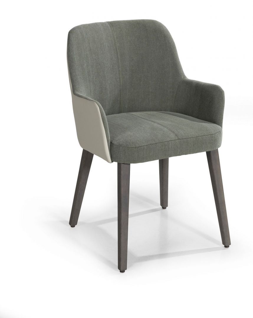 Krzesło tapicerowane Egon wyglądem przypomina fotel. Nogi mogą być wykonane z drewna buku lub dębu. Fot. Jadik 
