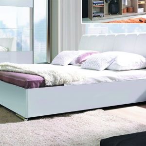 Łóżko tapicerowane Verona w kolorze białym dostępne jest w różnych tkaninach. Cena łóżka około 650 zł. Fot. Meblosiek 