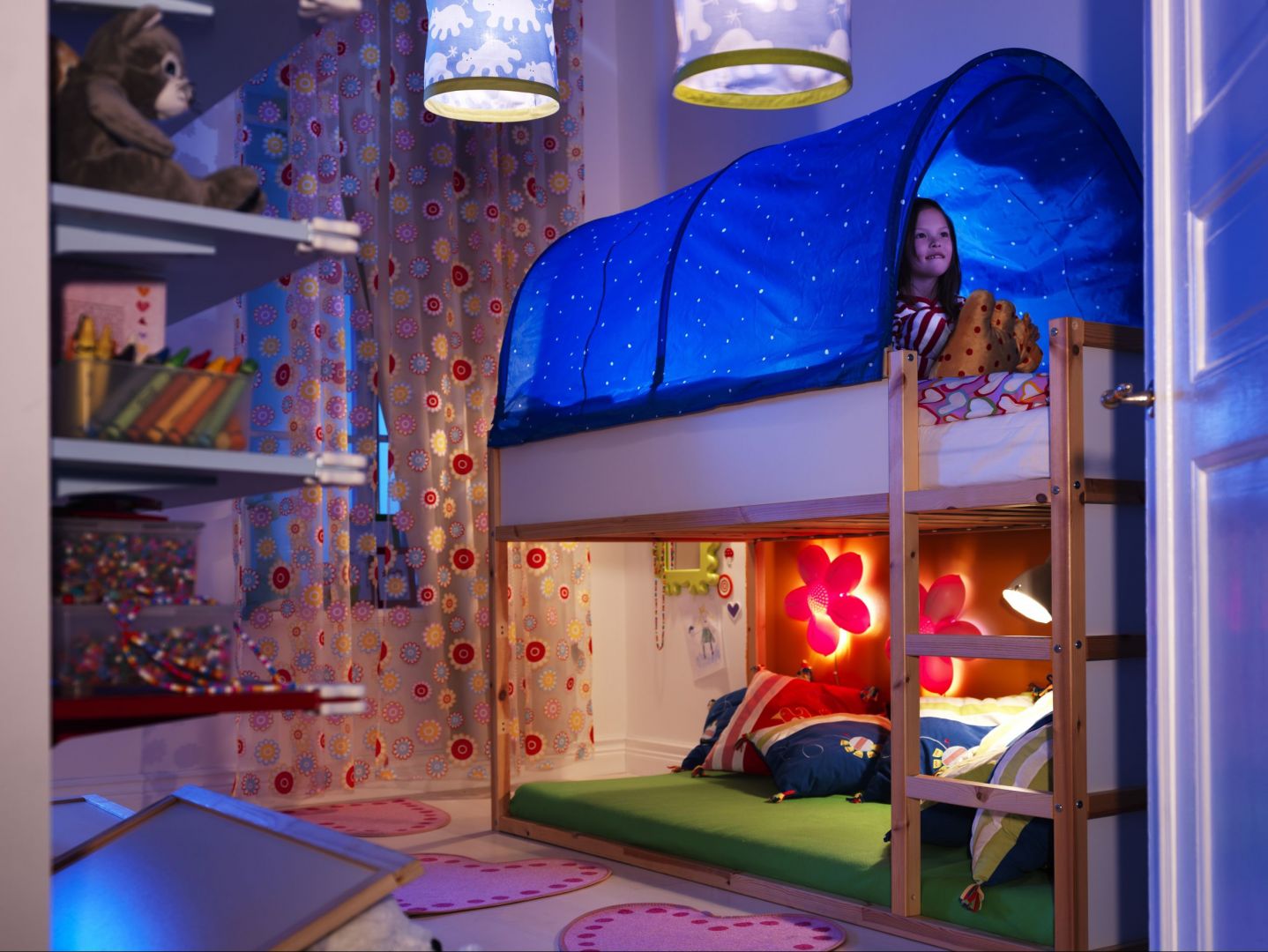Łóżko piętrowe z baldachimem to nie tylko miejsce do zabawy, ale również bezpieczna przestrzeń wypoczynku. Fot. IKEA