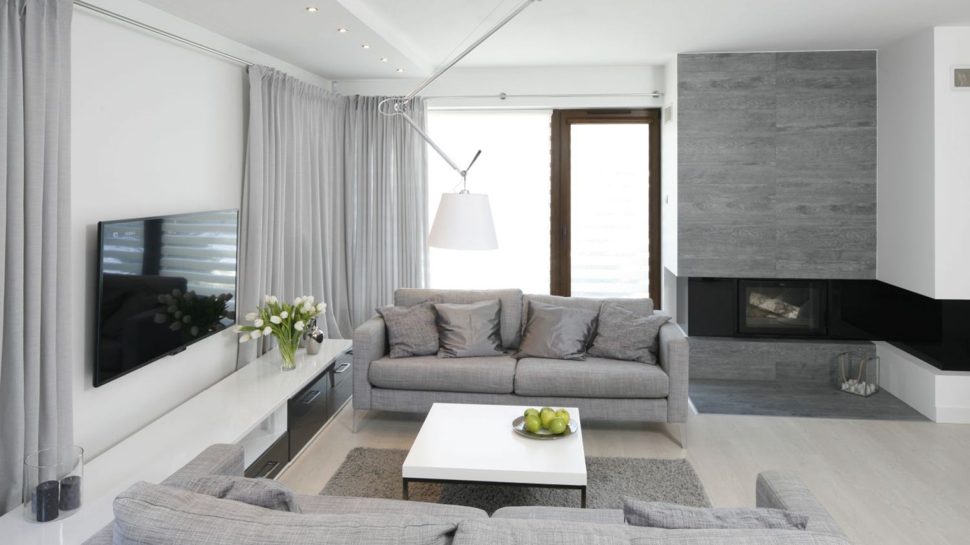 Salon z szarą sofą - zobacz, jak wygląda w polskich mieszkaniach