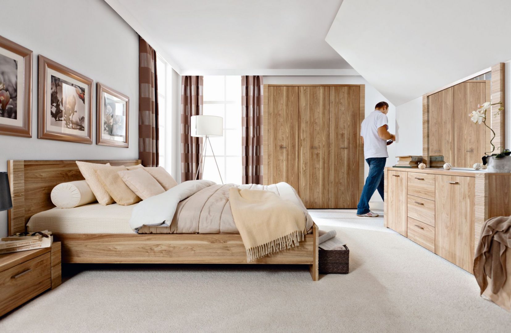 Meble do sypialni Raflo charakteryzują się delikatnym, jasnym odcieniem drewna i zdobionymi bokami brył. Cena łóżka: 599 zł. Fot. BRW 