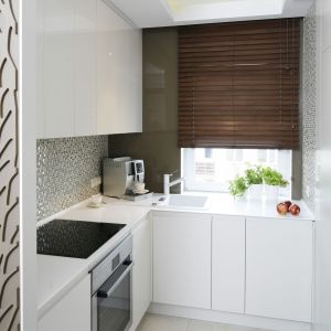 Białe szafki to najlepsze rozwiązanie do wąskiej kuchni. Odbijają światło i nie przytłaczają niewielkiej przestrzeni. Projekt: Małgorzata Mazur. Fot. Bartosz Jarosz 