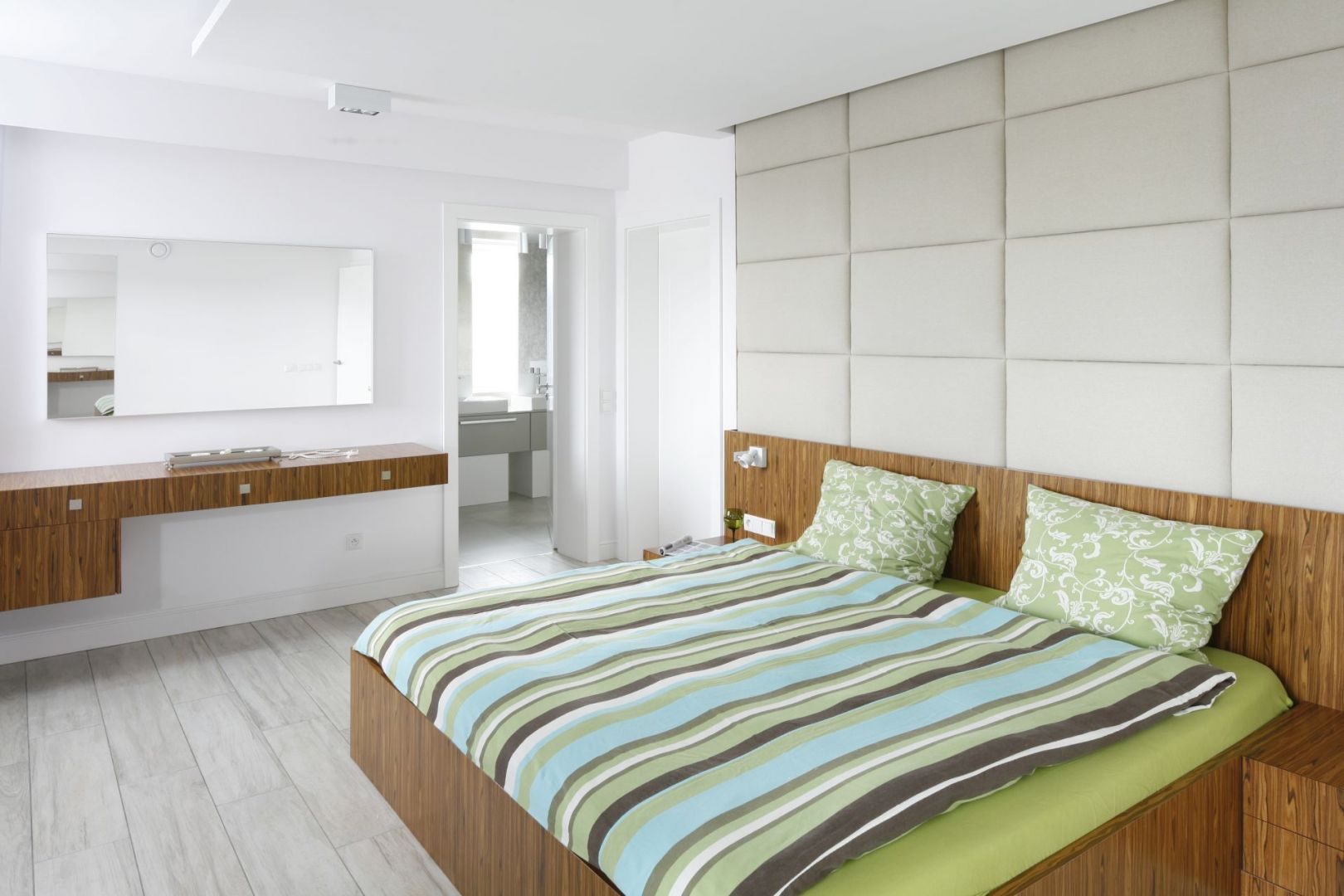 Ściana za łóżkiem wykończona miękkimi panelami w tkaninie sprawi, że sypialnia stanie się przytulnym miejscem. Projekt Dominik Respondek. Fot. Bartosz Jarosz
