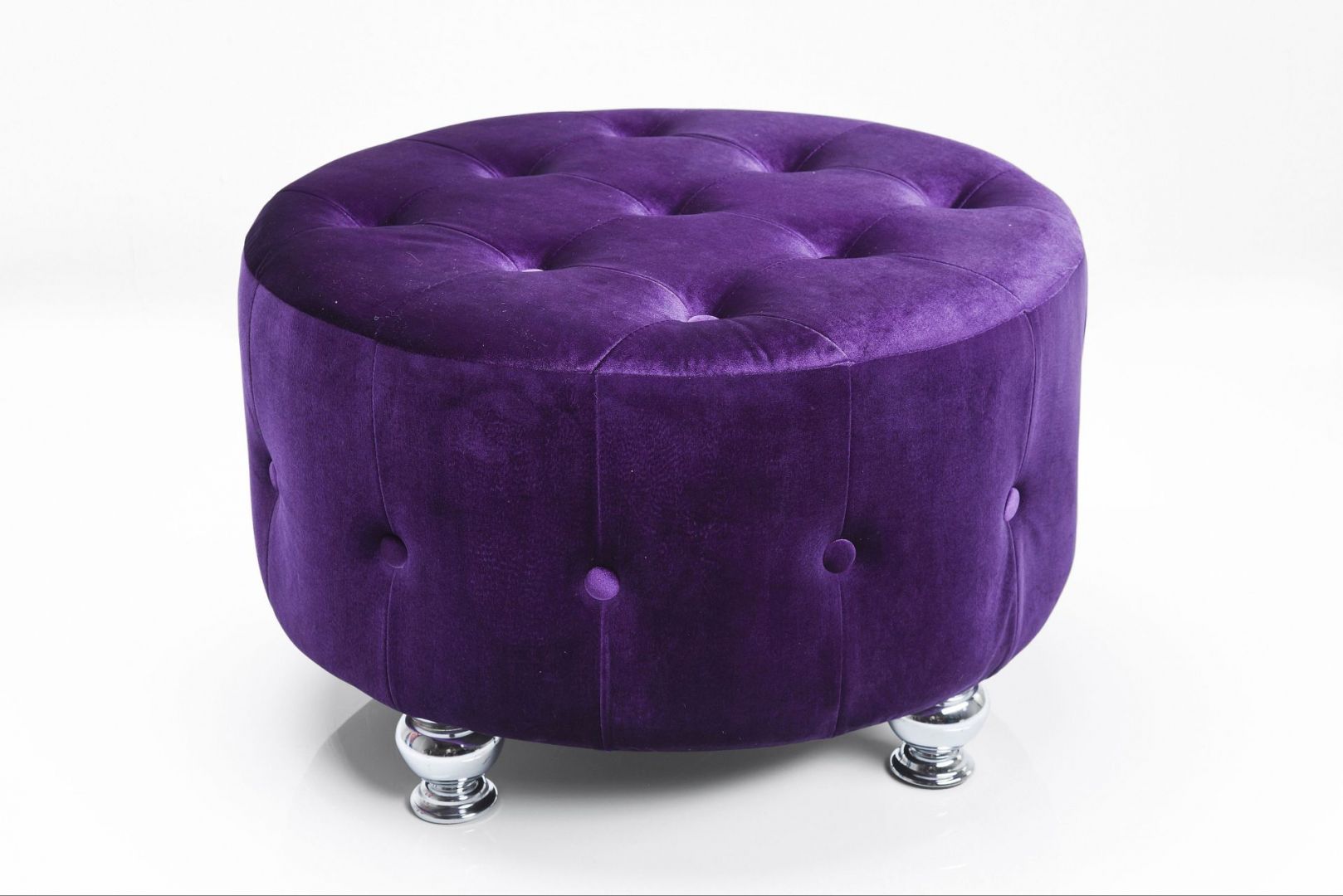 Pufa Opulence purple to elegancki dodatek do sypialni. Można na niej usiąść podczas nakładania garderoby lub coś położyć. Fot. Kare Design