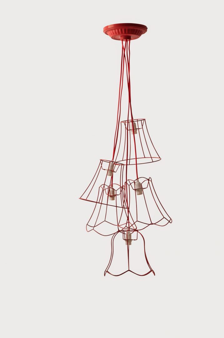 Lampa Granny w kolorze czerwonym marki Zuiver przypomina kształtem stare klosze. Wykonana jest z drutów i nie ma abażurów. Fot. 9design